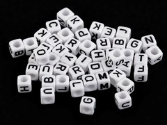 Koraliki plastikowe literki 6 mm